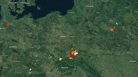 Wyładowania atmosferyczne oznaczono plusami