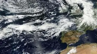 Zdjęcie satelitarne cyklonu tropikalnego Bertha zbliżającego się do Europy