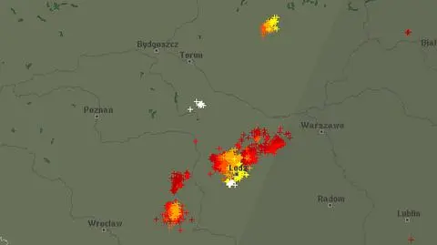 Wyładowania atmosferyczne oznaczono plusami