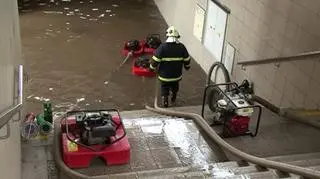 Czescy strażacy usuwają skutki ulew w 2010 roku