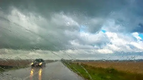 Śliskie jezdnie i silny wiatr na północy