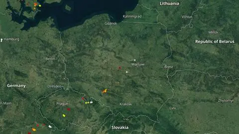 Wyładowania atmosferyczne oznaczono plusami