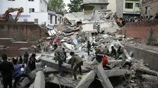 Ochotnicy wyciągają spod gruzów ludzi po trzęsieniu ziemi w Katmandu