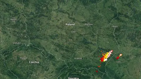 Wyładowania atmosferyczne oznaczono plusami