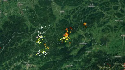 Wyładowania atmosferyczne oznaczono plusami (blitzortung.org)