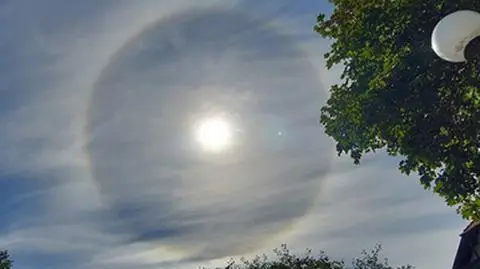 Świetlisty pierścień otoczył słońce