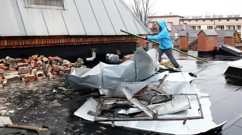 Trwa sprzątanie po bardzo wietrznej nocy. Na południu wiało z huraganową prędkością