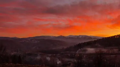Przepiękny zachód słońca w Karkonoszach. Niebo zdawało się płonąć