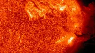 Burze magnetyczne na Słońcu wywołują zmiany na powierzchni Księżyca