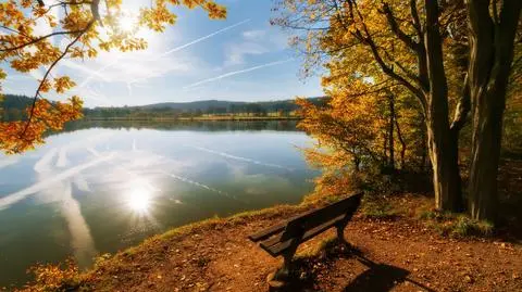 Słoneczna aura czeka wypoczywających nad jeziorami