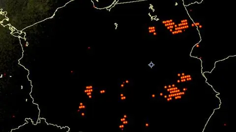 Wyładowania atmosferyczne zaznaczono plusami