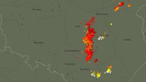 Wyładowania atmosferyczne oznaczono plusami