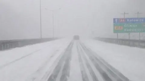 "Auta nie mogą wjechać pod górkę". Lodowisko na drogach