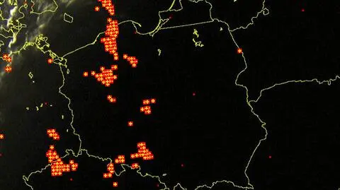Wyładowania (oznaczone plusami) nad terytorium Polski o godz. 21.20