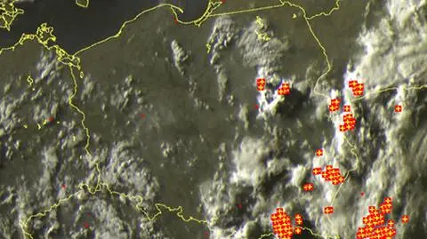 Wyładowania (oznaczone plusami) nad terytorium Polski o godz. 19.40