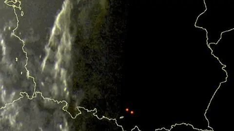 Wyładowania atmosferyczne oznaczono plusami