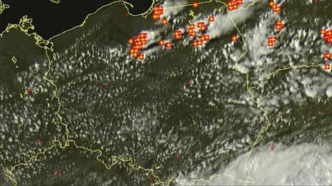 Burze w Polsce około godz. 16.30 - wyładowania atmosferyczne zaznaczone są plusami