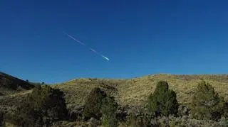 Meteor na niebie nad Reno w stanie Nevada