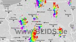 Burze o godz. 21.45 (zaznaczone plusami)
