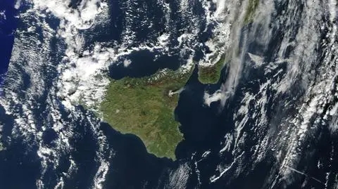 Fontanna lawy i pyłu. Etna bliska silnej erupcji