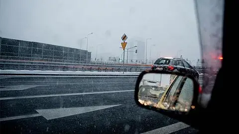 Tej nocy padający śnieg uprzykrzy życie kierowcom