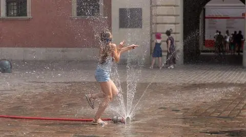 "Z upałami nie ma żartów". Ile pić i co jeść w czasie spiekoty