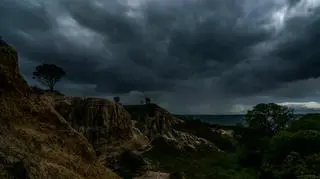 Ciemne chmury nad półwyspem Bellarine w Australii