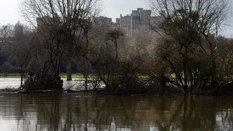 Woda podeszła pod zamek w Windsorze. Pospieszna ewakuacja królewskiej służby