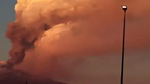 "Pokazał się różowy dym, całe niebo zrobiło się czerwone". Erupcja Etny 
