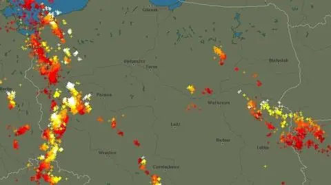 Wyładowania atmosferyczne oznaczono plusami