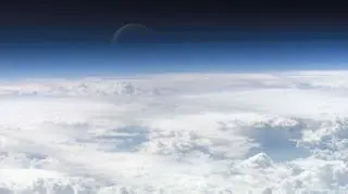 Tlen w naszej atmosferze nie pochodzi jedynie z fotosyntezy roślin. Naukowcy udowodnili, że powstaje także po rozszczepieniu cząsteczki dwutlenku węgla za pomocą promieniowania ultrafioletowego