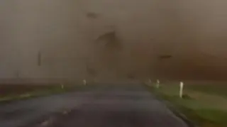 Wjechali w środek tornada