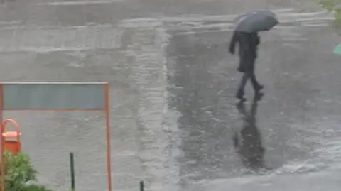 Burze od zachodu po wschód Polski. Wiatr w porywach nawet do 70 km/h