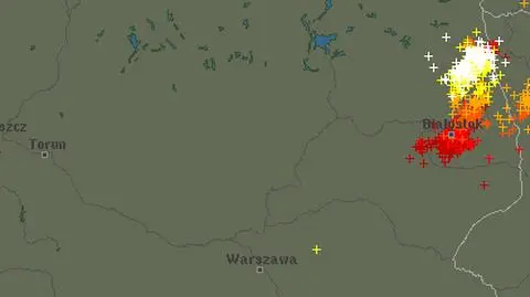 Wyładowania atmosferyczne oznaczono plusami