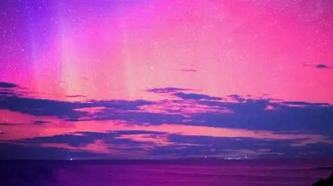 Spadające gwiazdy na tle aurory australis