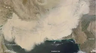 Gigantyczna burza piaskowa sfotografowana przez satelity NASA