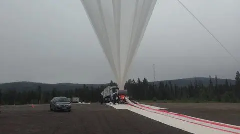 Milion metrów sześciennych helu wyniosło balon wysoki jak wieża Eiffla