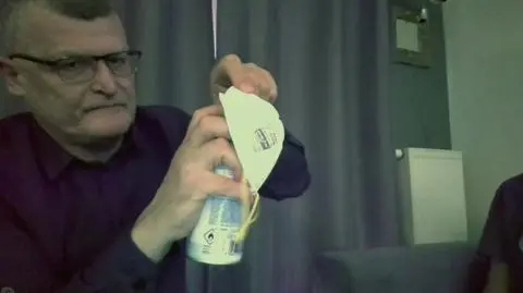 Maska, ale jaka? Szybki test z aerozolem w ręku