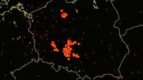 Wyładowania (oznaczone plusami) nad terytorium Polski o godz. 20.15