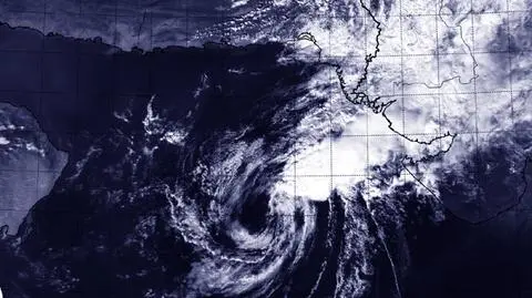 Silny uskok wiatru "rozdmuchał" chmury Nilofaru
