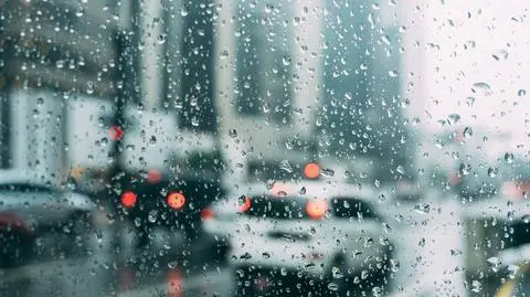 Deszcz i dość silny wiatr utrudnią jazdę 