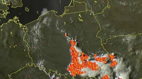 Wyładowania (czerwone punkty) z godziny 17.45