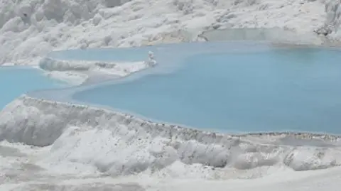 Niezwykłe wapienne tarasy w Pamukkale