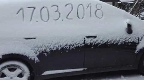 "Matka Natura przykryła auto kołderką". Śnieżna końcówka astronomicznej zimy