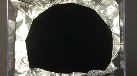 Vantablack - najczarniejszy materiał na świecie jest zbudowany z nanorurek węglowych