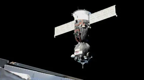 Zdjęcie Sojuza w odległości około 20 metrów od ISS