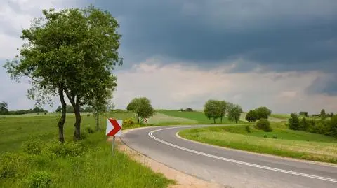 Mokre drogi na wschodzie i zachodzie. W centrum nieźle