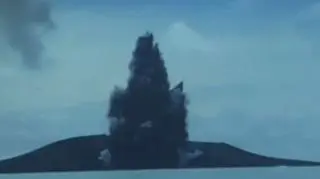 Wulkan Hunga Tonga-Hunga Ha'apai wyrzuca chmurę pyłu i popiołu