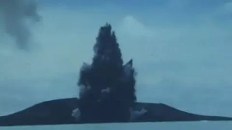 Wulkan Hunga Tonga-Hunga Ha'apai "dyszy" co pięć minut