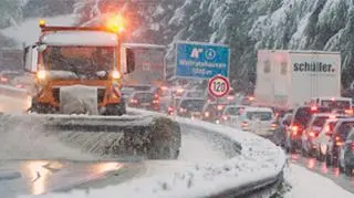 Śnieg sparaliżował ruch na autostradach